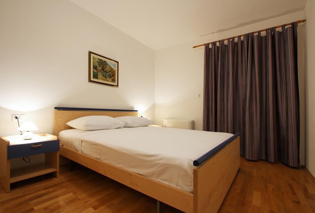 Pharia Hotel And Apartments - By The Beach Hvar Town Room photo