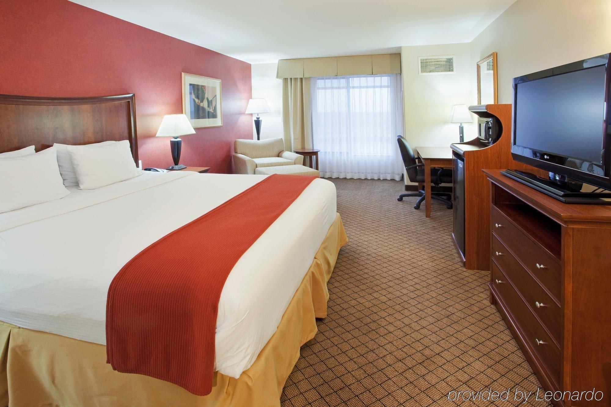 Holiday Inn Express Hotel & Suites Lincoln-Roseville Area, An Ihg Hotel Room photo