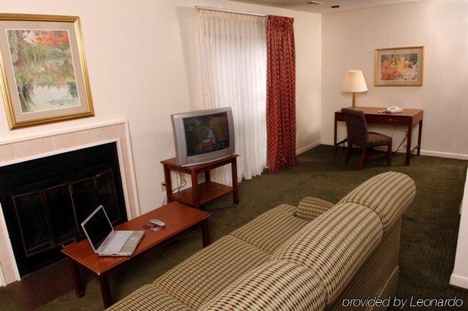 Huntsville Hotel & Suites Room photo