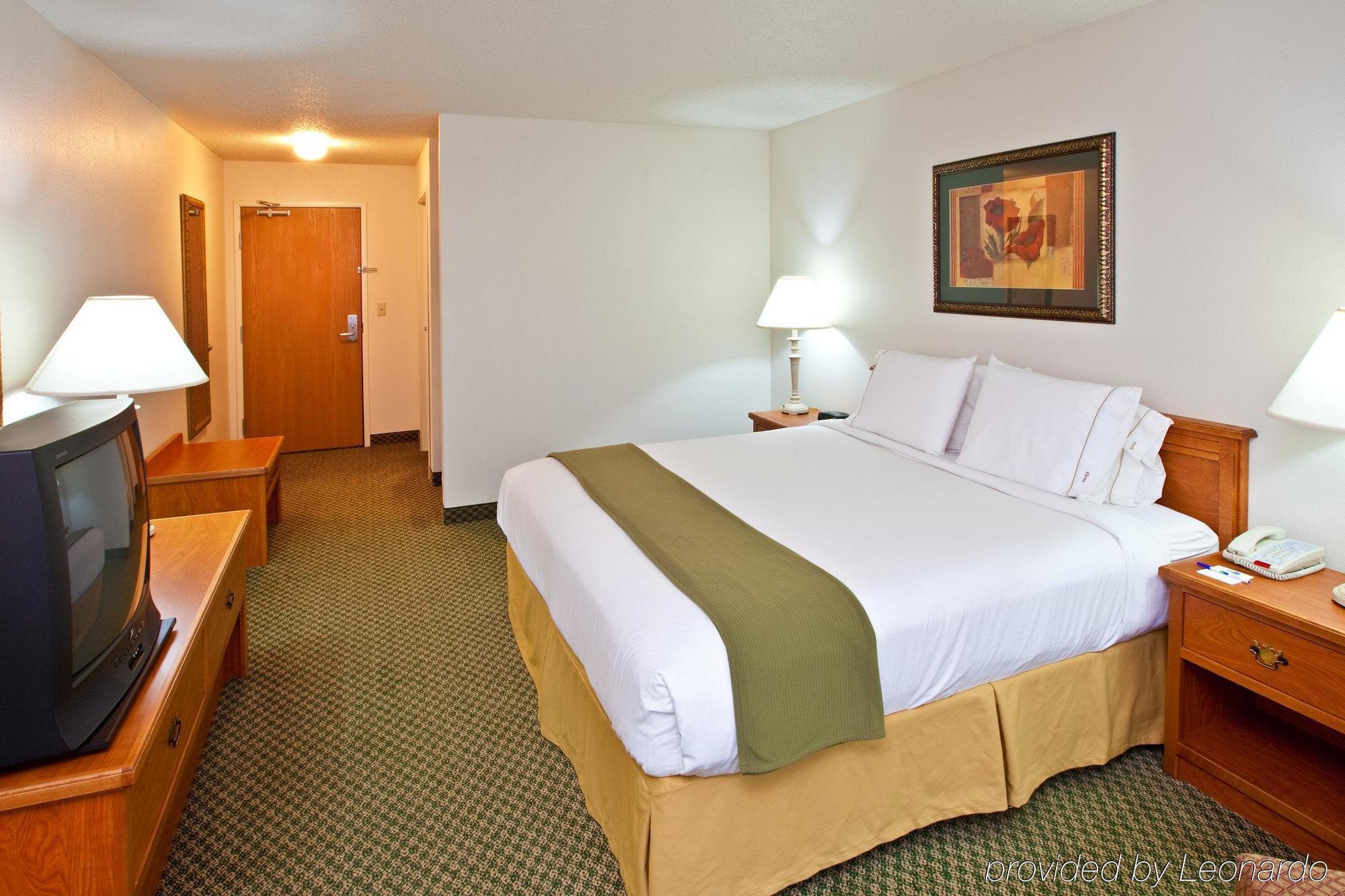Holiday Inn Express & Suites Logan, An Ihg Hotel Room photo