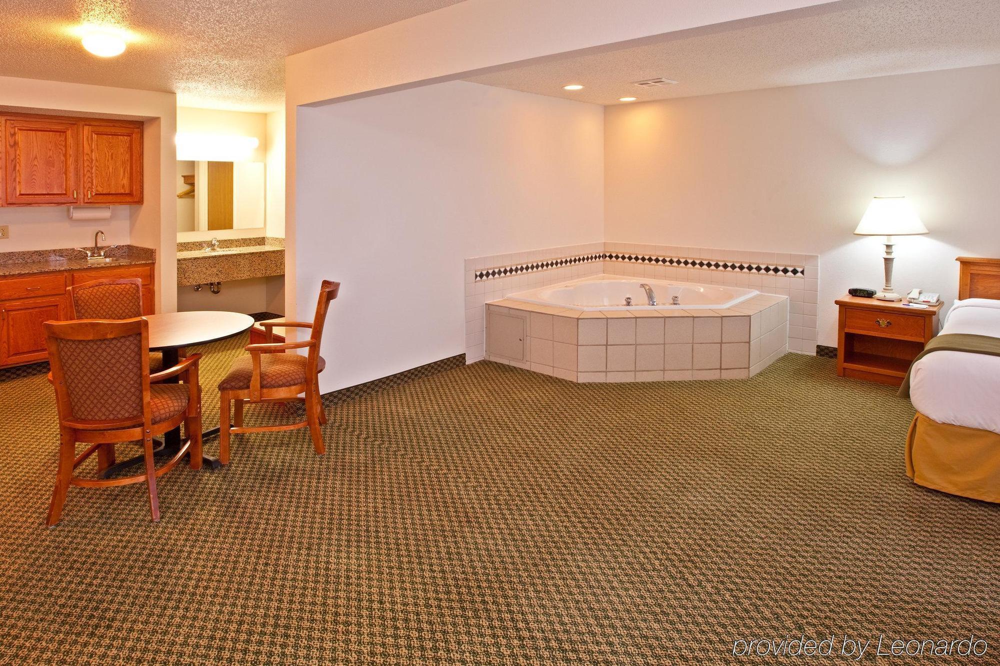 Holiday Inn Express & Suites Logan, An Ihg Hotel Room photo