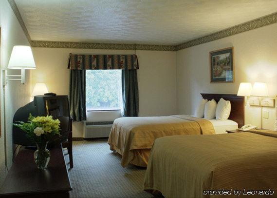 Econo Lodge Akron Gilchrist Road Room photo