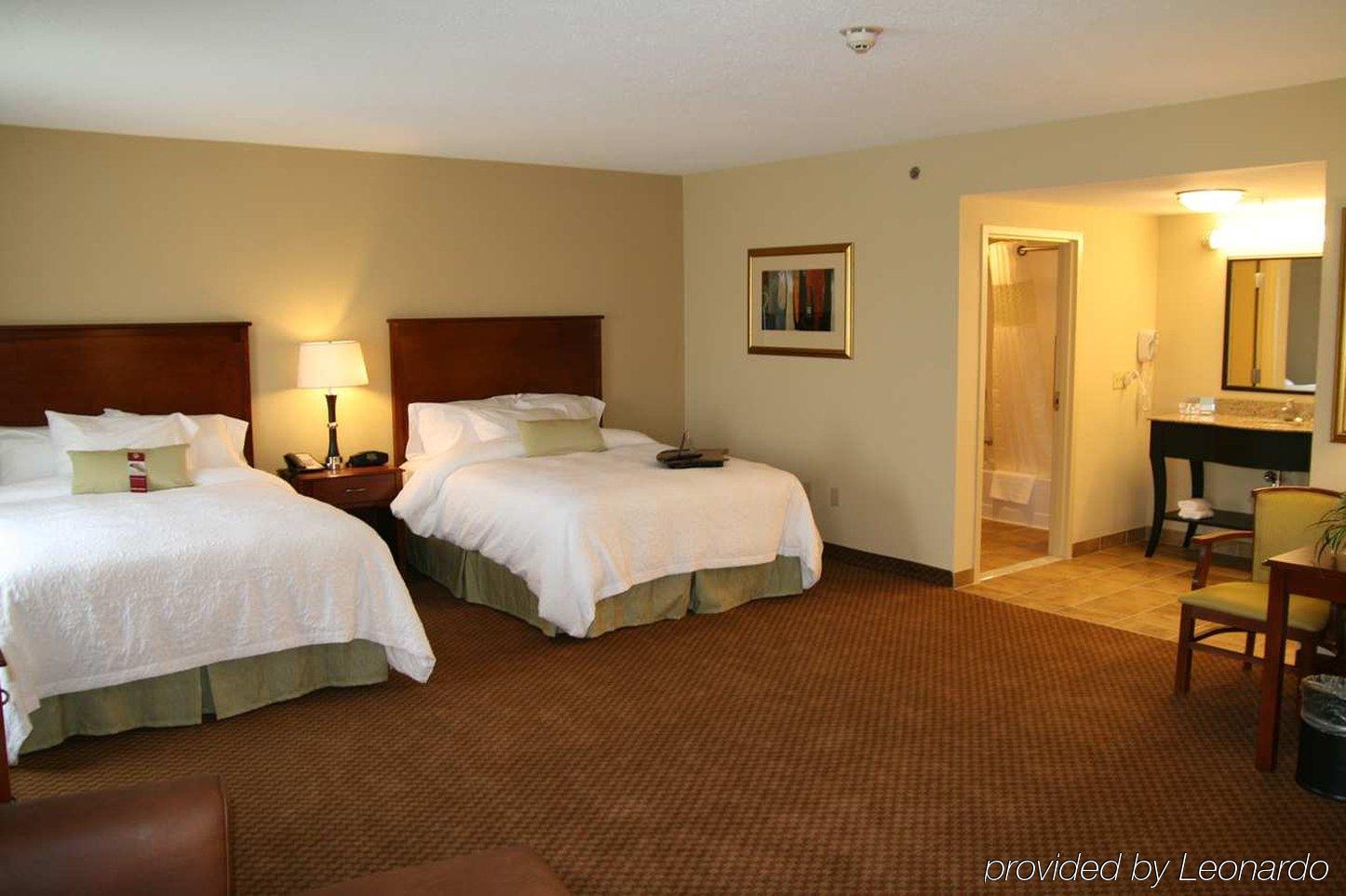 Hampton Inn & Suites Warren Room photo