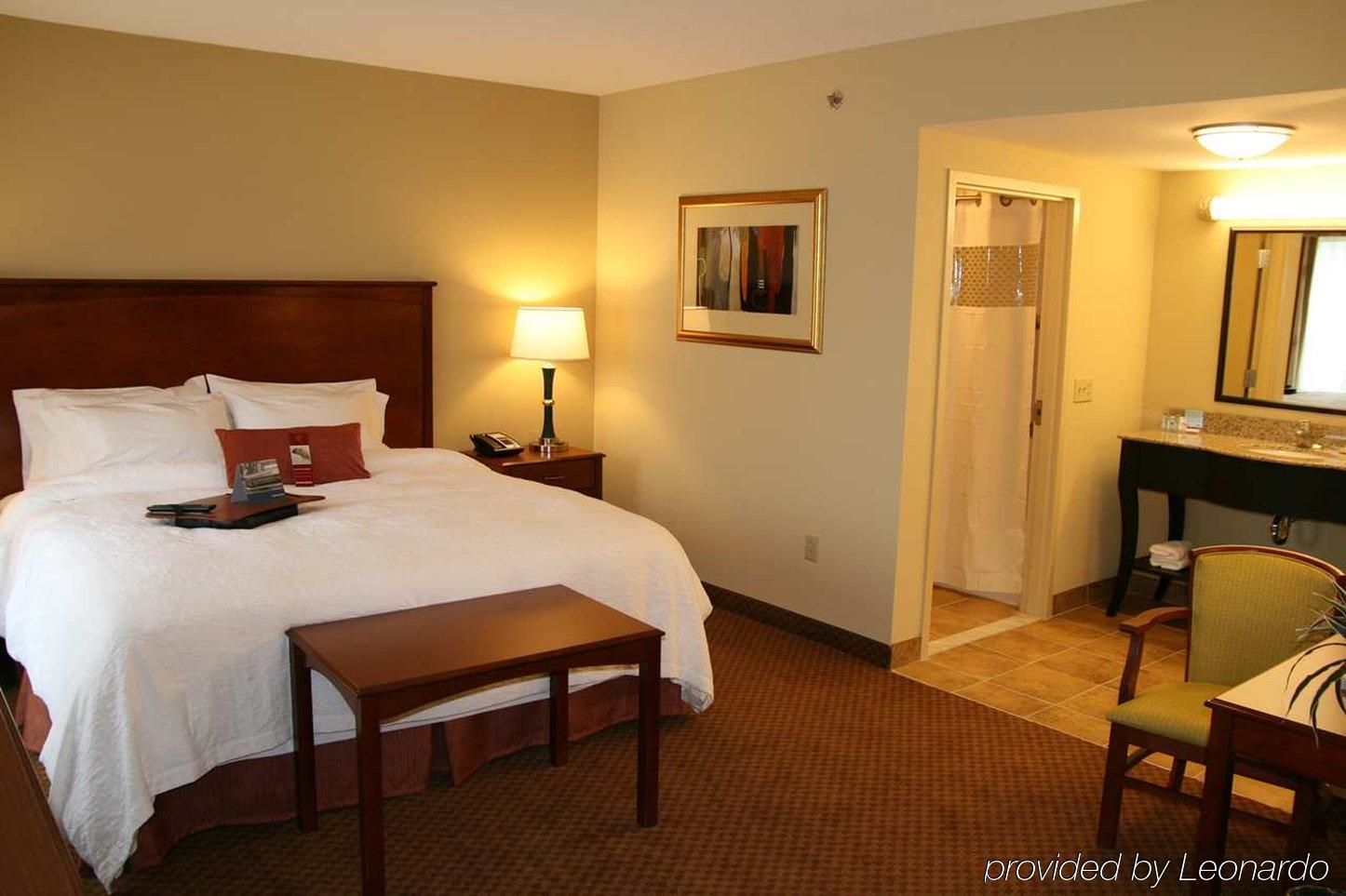 Hampton Inn & Suites Warren Room photo