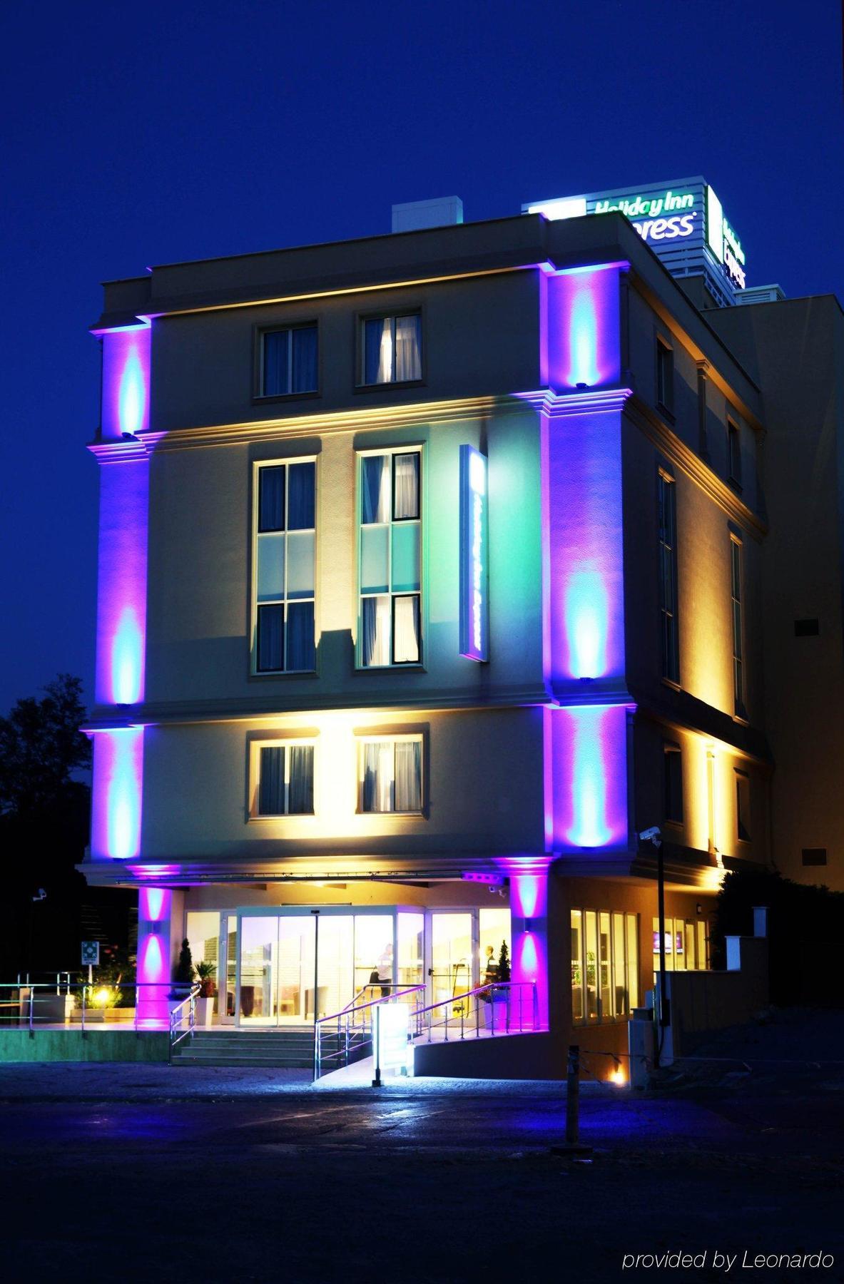 Holiday Inn Express Istanbul-Altunizade, An Ihg Hotel Exterior photo