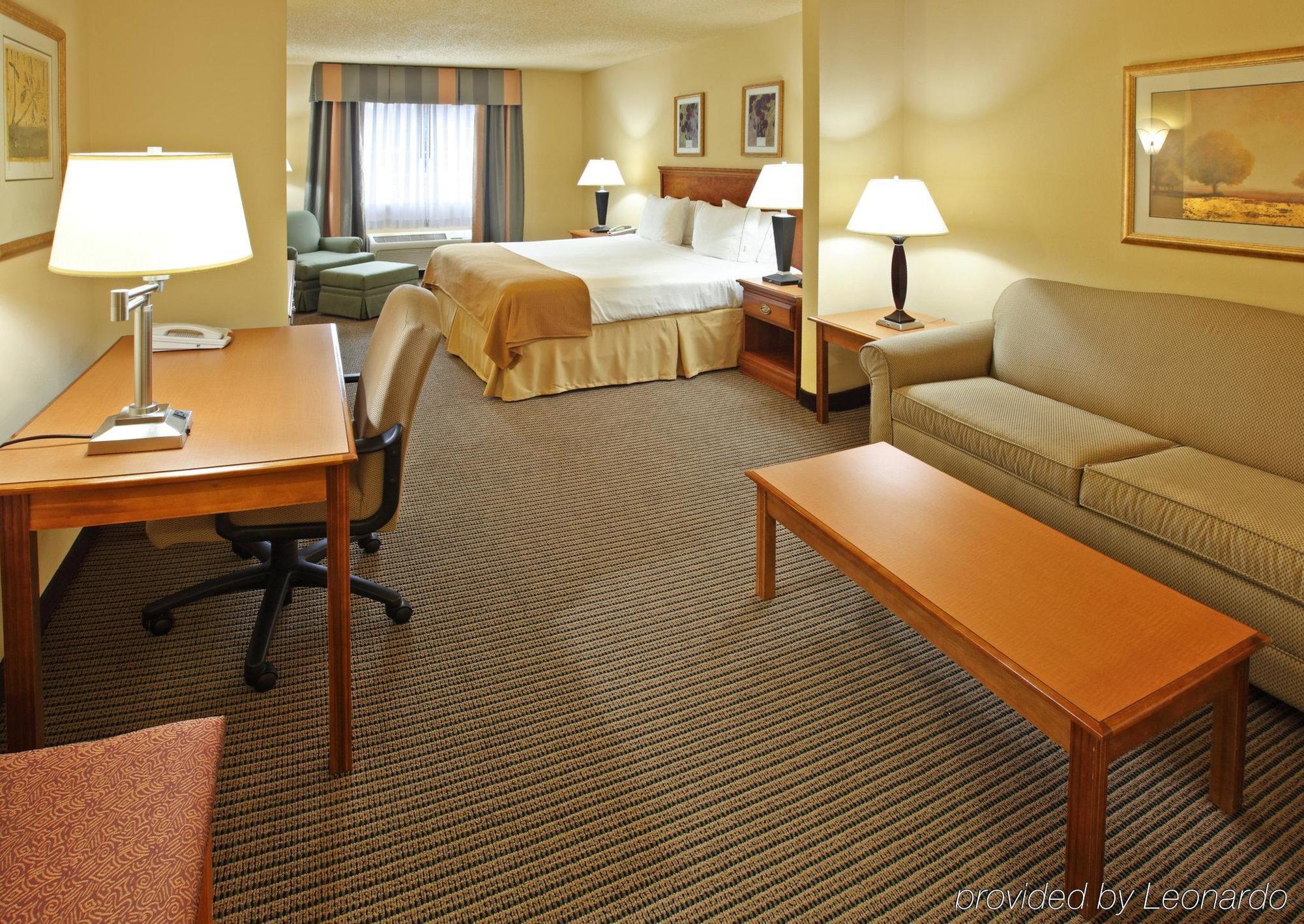Holiday Inn Express & Suites Magnolia-Lake Columbia Room photo