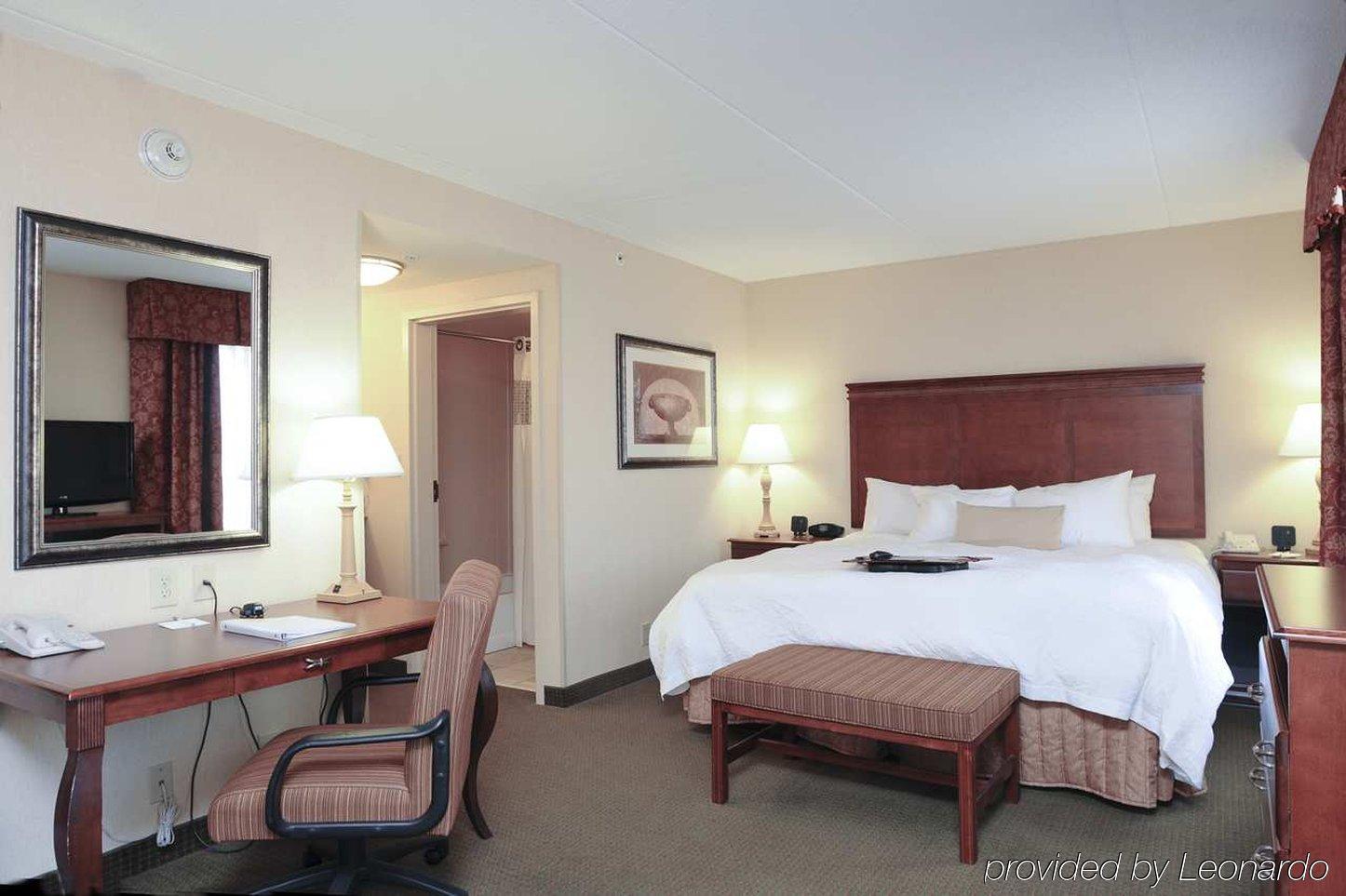 Hampton Inn & Suites Cincinnati-Union Centre West Chester Room photo