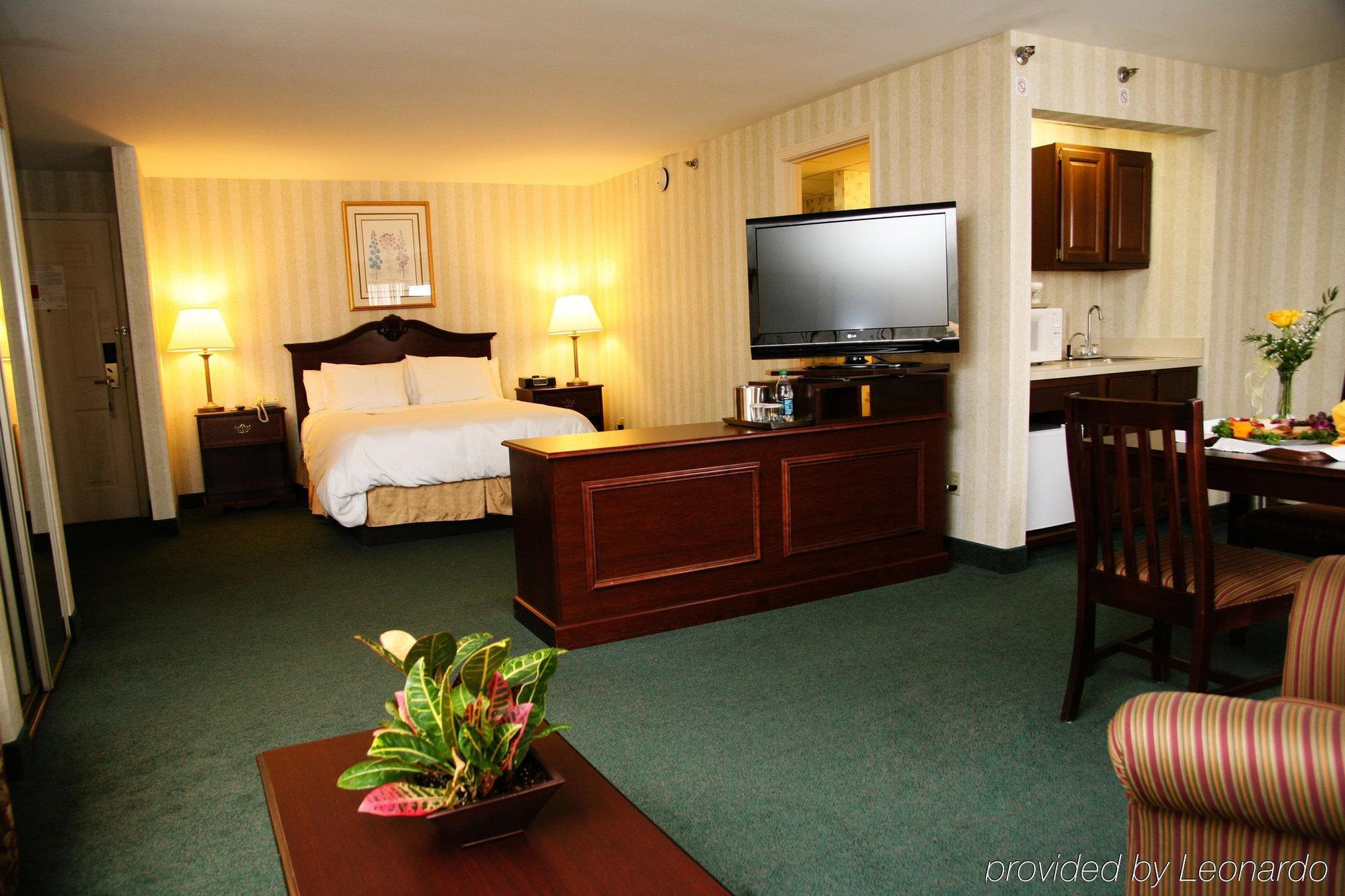 Radisson Hotel And Suites Chelmsford-Lowell Room photo