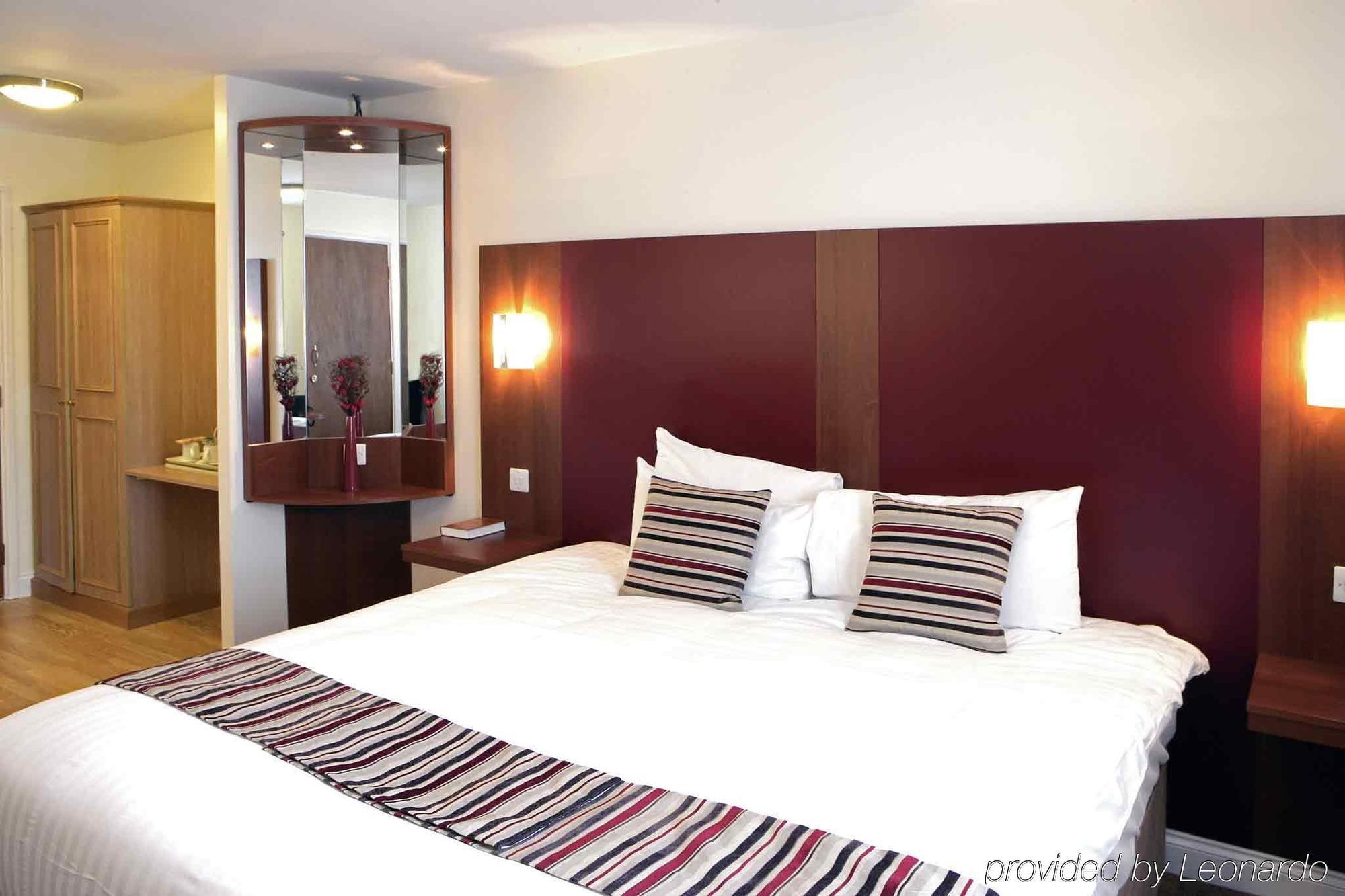 South Marston Hotel And Leisure Club Swindon Room photo