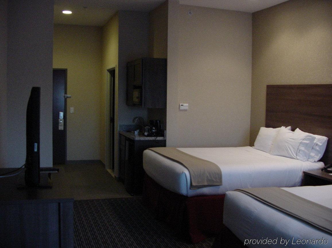 Holiday Inn Express & Suites Fredericksburg Room photo
