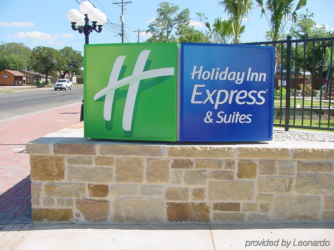 Holiday Inn Express & Suites Fredericksburg Exterior photo