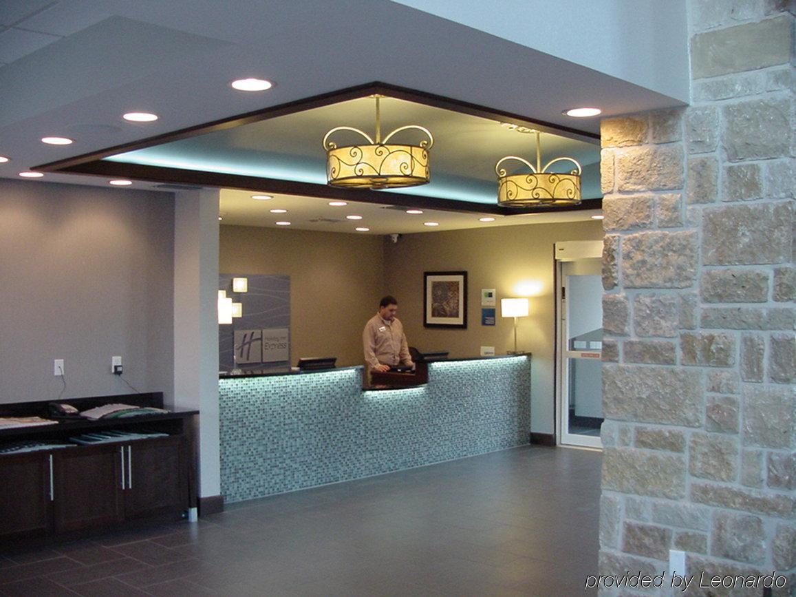 Holiday Inn Express & Suites Fredericksburg Interior photo