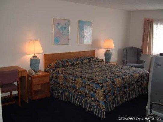 Sky Lodge Inn & Suites - Delavan Room photo