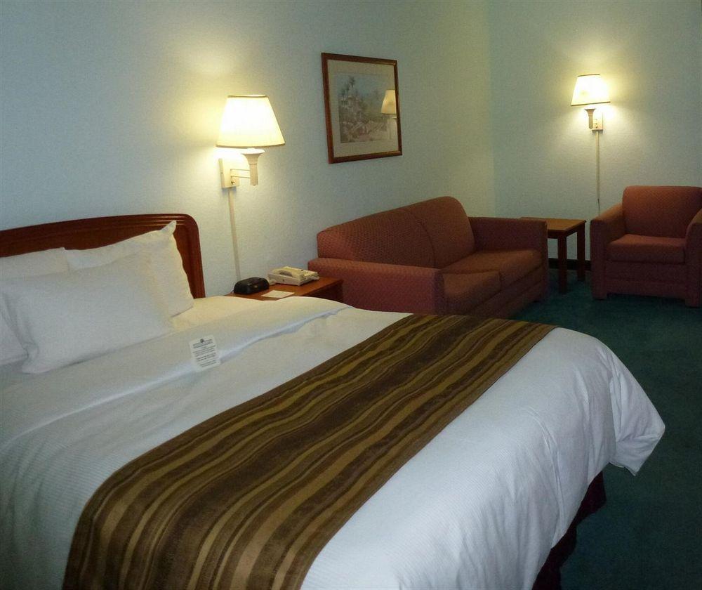 Days Inn & Suites By Wyndham Fort Myers Near Jetblue Park Room photo