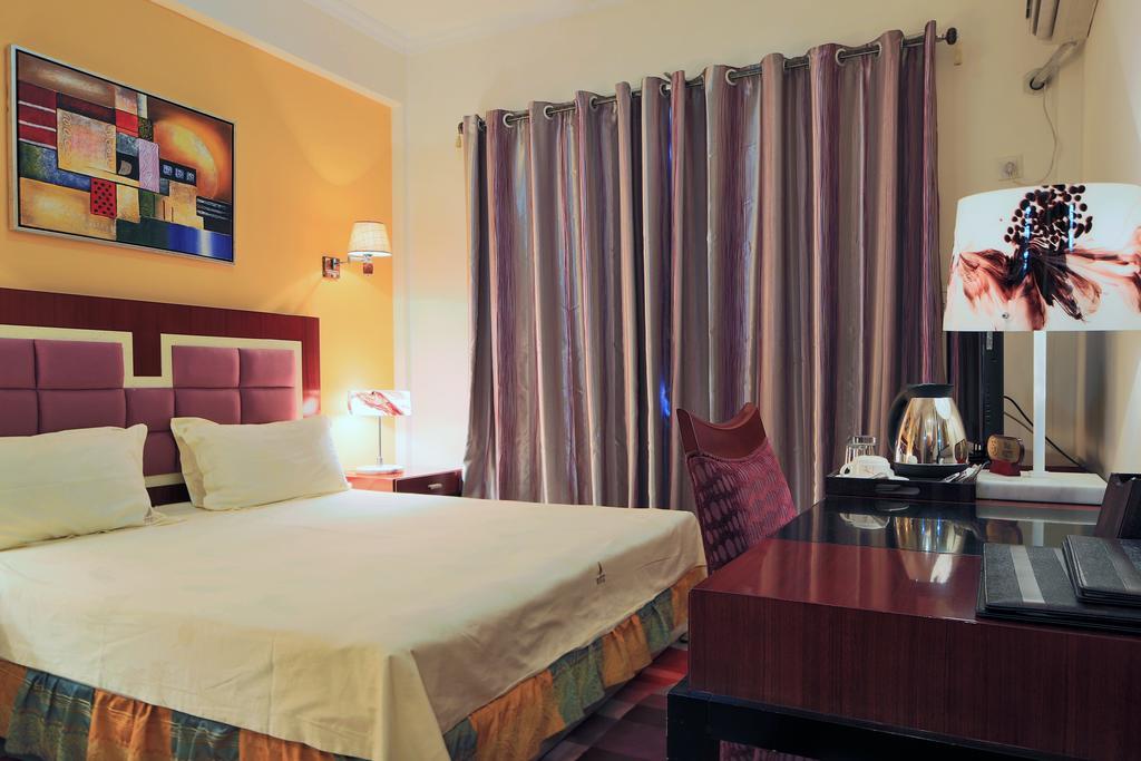 Roma Ritz Huambo Hotel Room photo