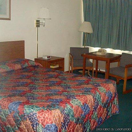 Anderson Chesterfield Travel Inn Daleville Room photo