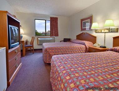 Super 8 By Wyndham Sterling Heights/Detroit Area Hotel Room photo
