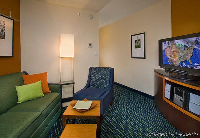 Fairfield Inn & Suites Louisville East Room photo
