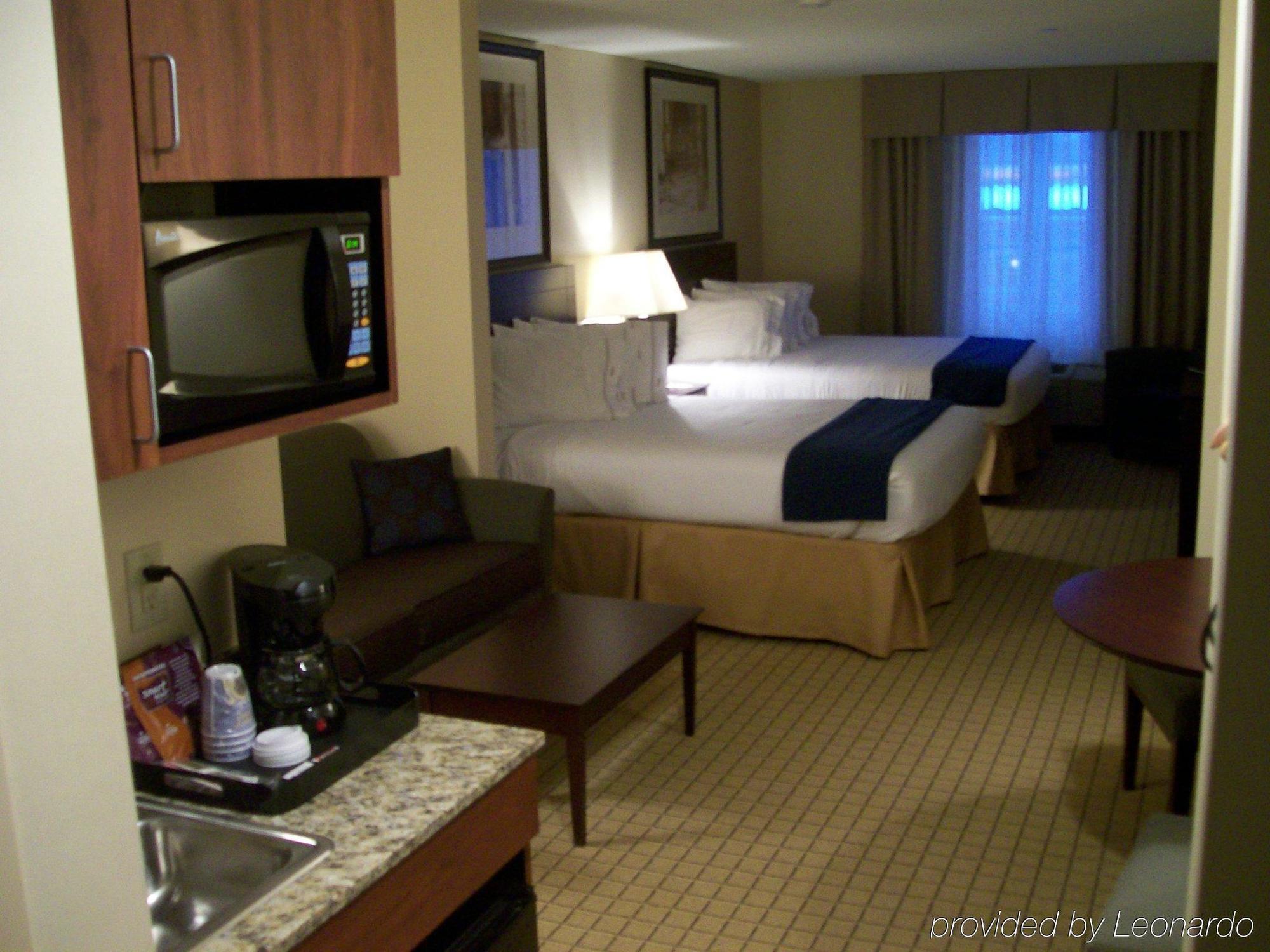 Holiday Inn Express Hotel & Suites Rochester, An Ihg Hotel Room photo