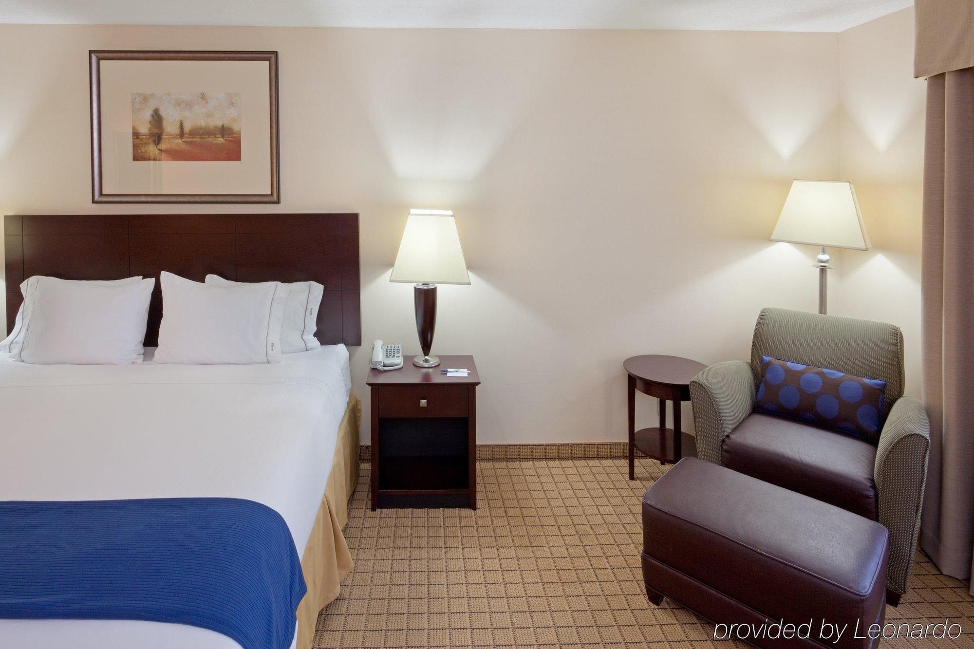 Holiday Inn Express Hotel & Suites Rochester, An Ihg Hotel Room photo