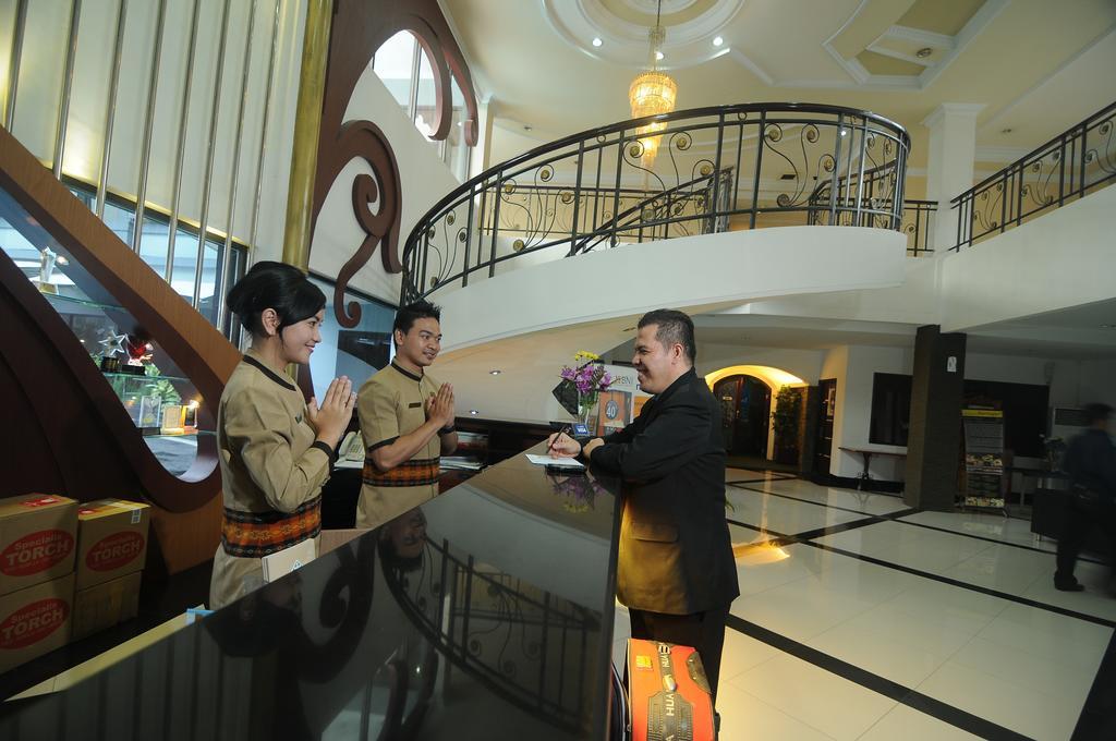 Hotel Swarna Dwipa Palembang Exterior photo