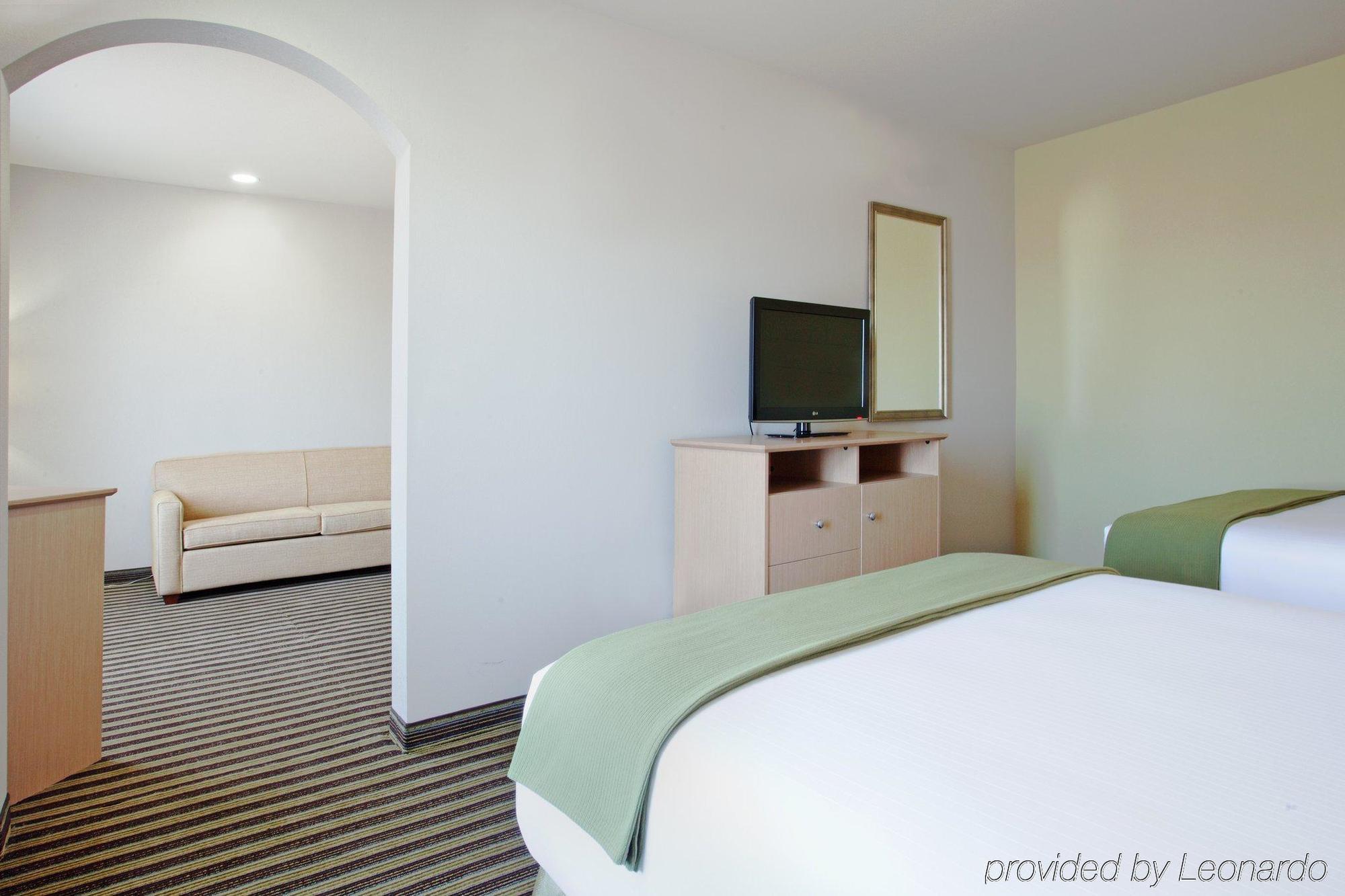 Holiday Inn Express Hotel & Suites Alvarado, An Ihg Hotel Room photo