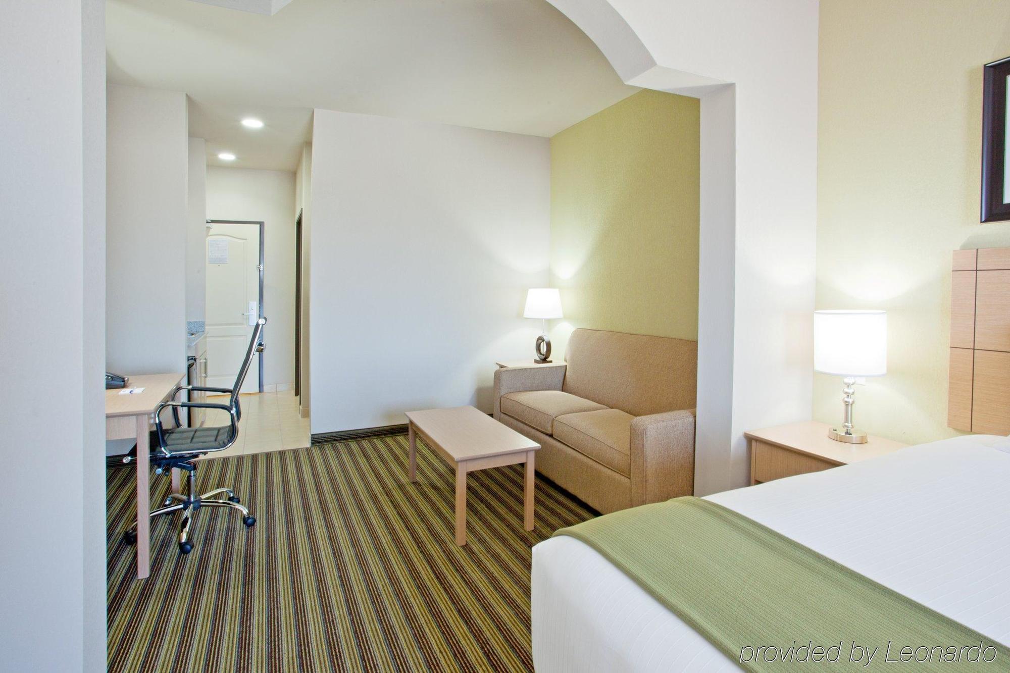 Holiday Inn Express Hotel & Suites Alvarado, An Ihg Hotel Room photo