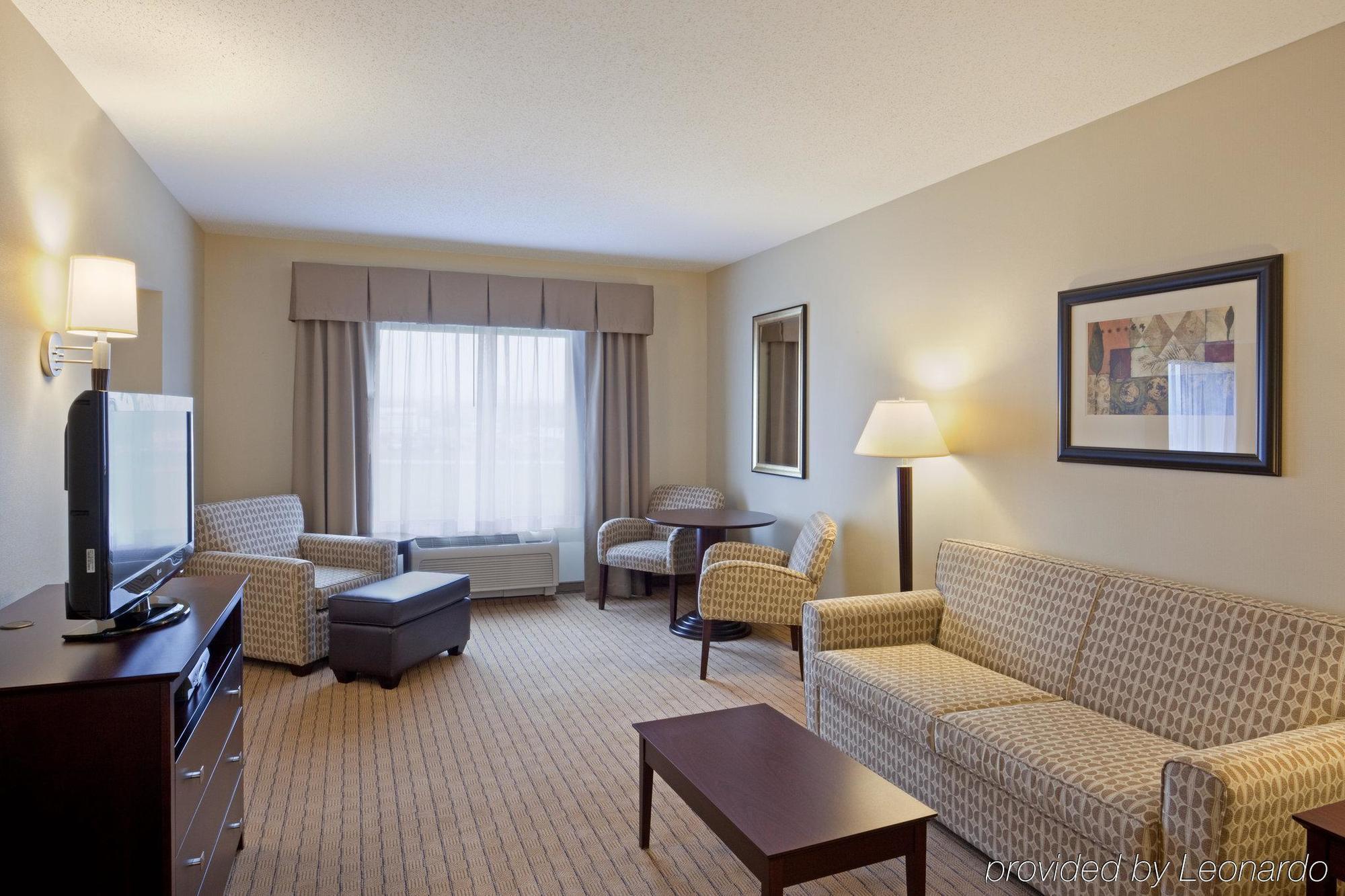 Holiday Inn Express & Suites Malone, An Ihg Hotel Room photo