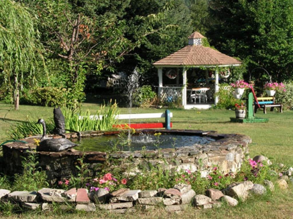 Flamingo Motel Castlegar Exterior photo