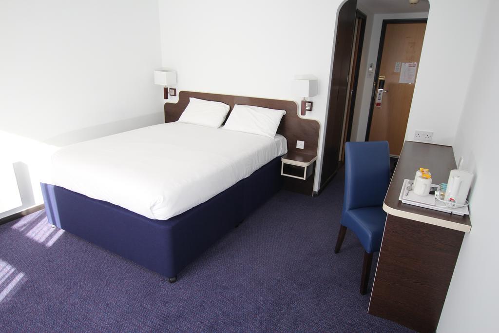 Ramada Oxford Hotel Waterstock Room photo