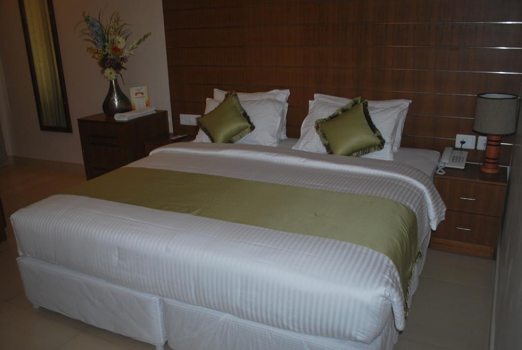 Srivar Hotels Guruvayur Room photo