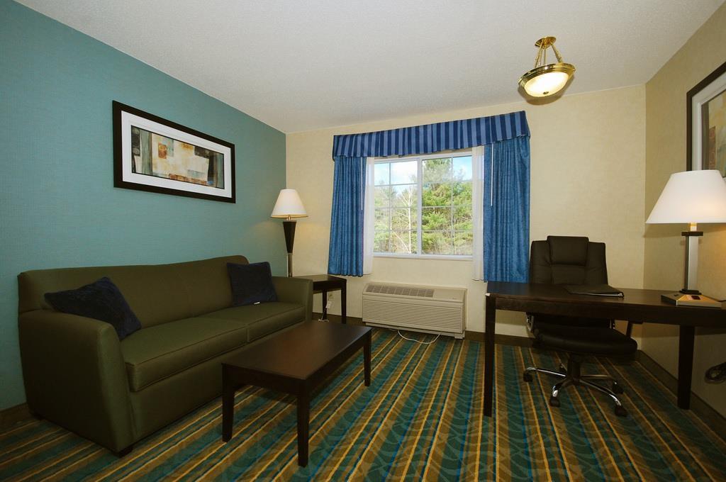 Best Western Plus Berkshire Hills Inn & Suites Pittsfield Room photo