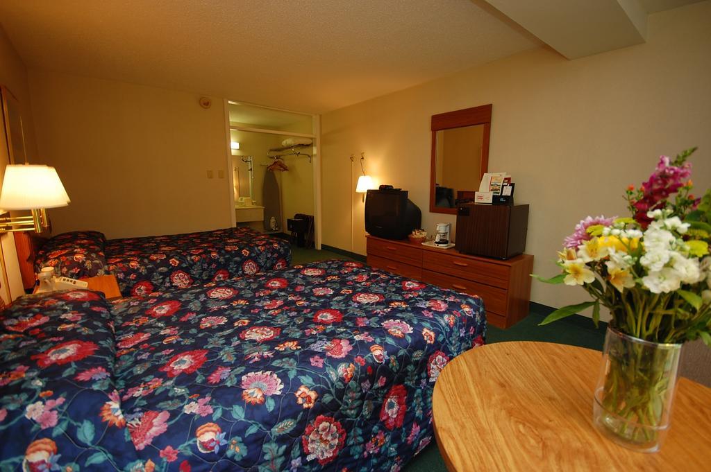 Magnuson Hotel Lenox Room photo
