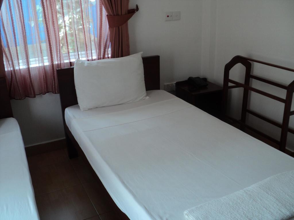 Hotel Lux Etoiles Jaffna Room photo