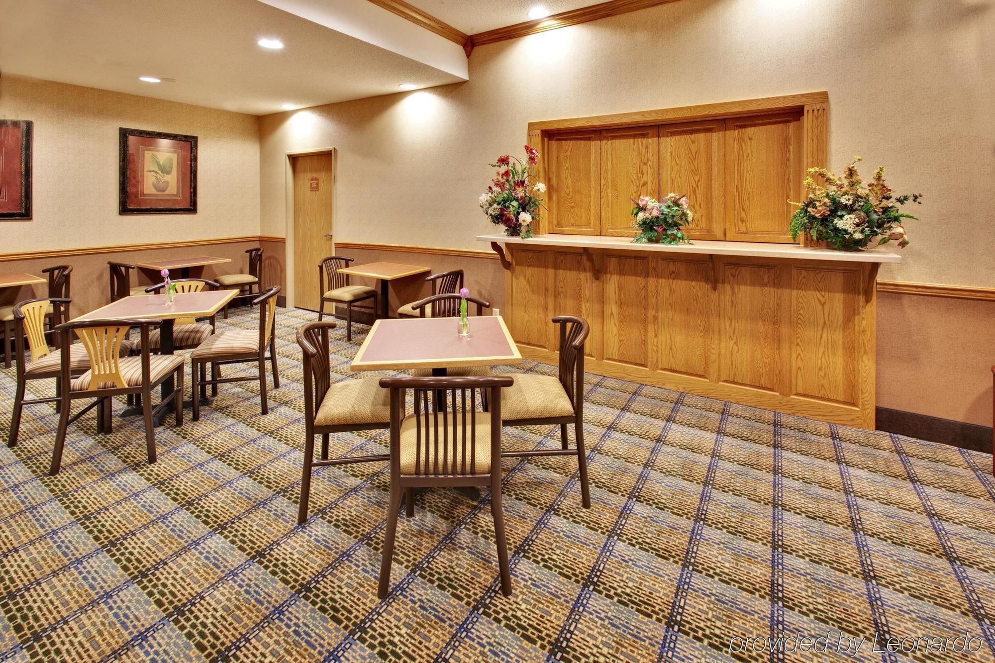 Holiday Inn Express & Suites Clinton, An Ihg Hotel Restaurant photo