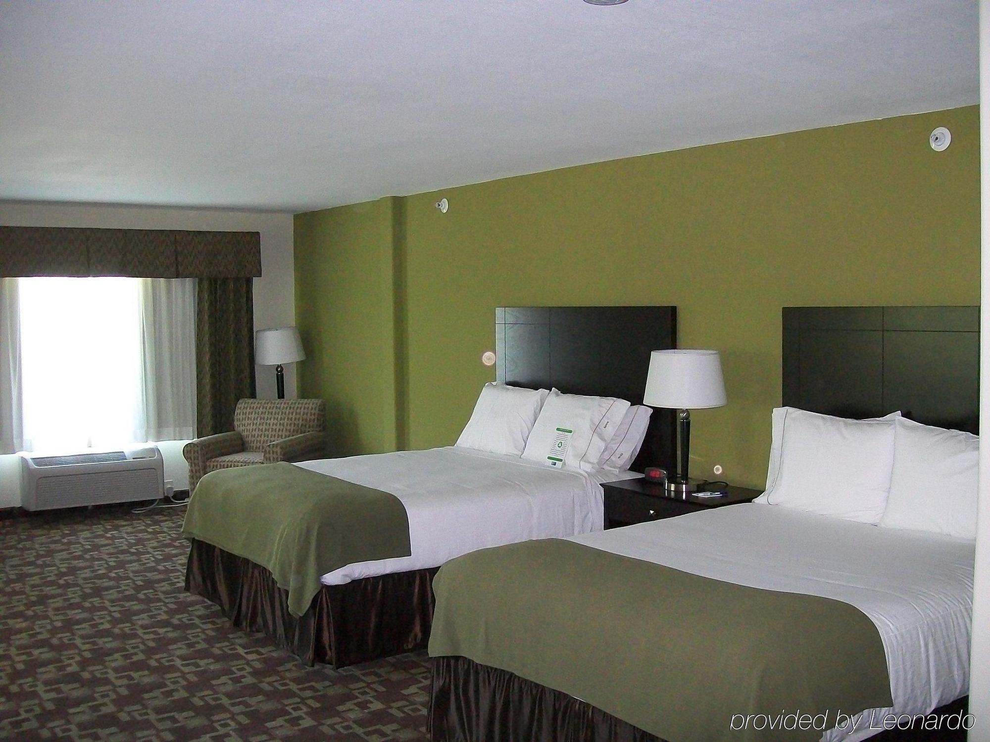 Holiday Inn Express Hotel & Suites Kansas City Sports Complex, An Ihg Hotel Room photo