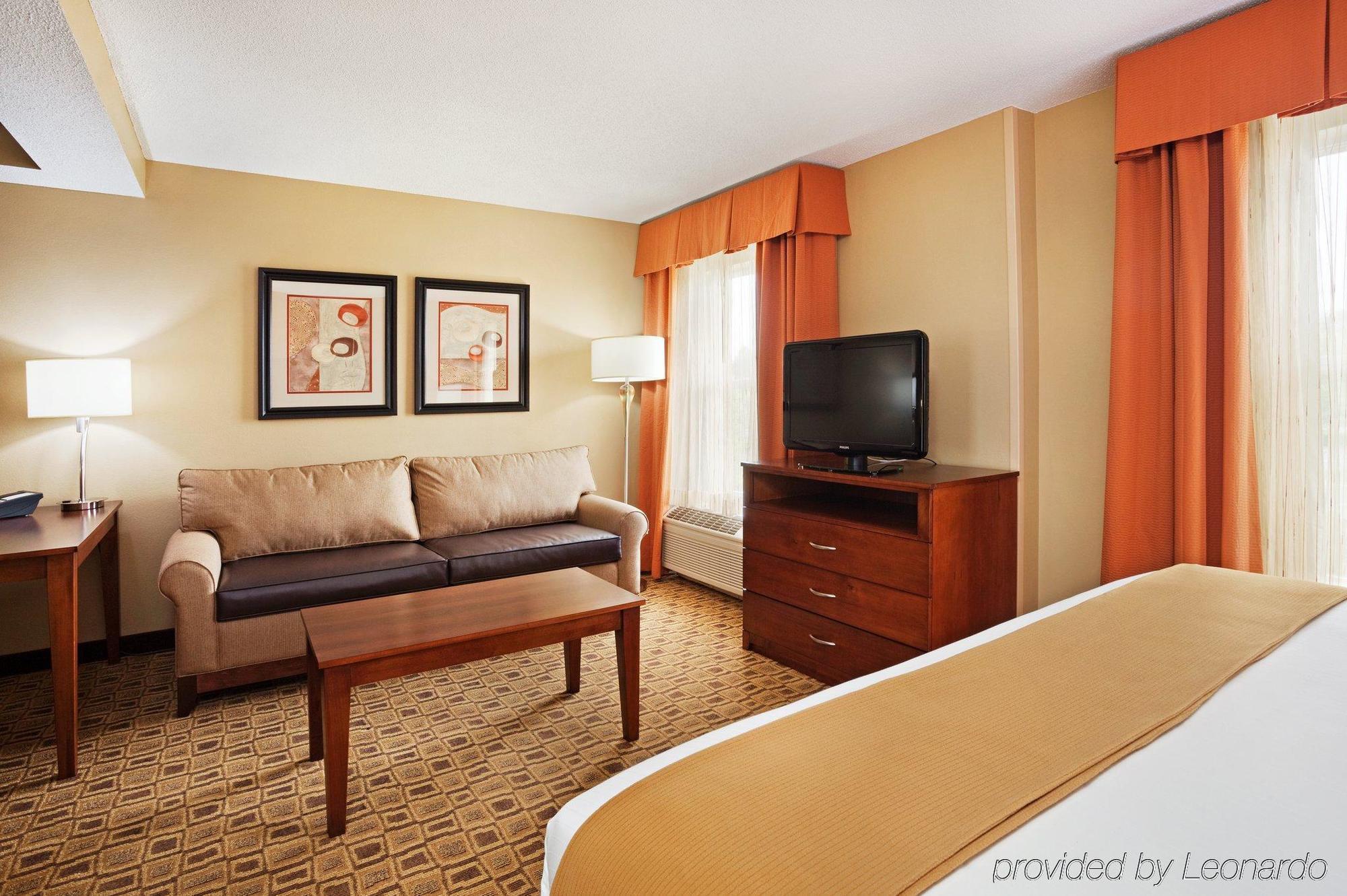 Comfort Suites Near Birkdale Village - Huntersville Room photo
