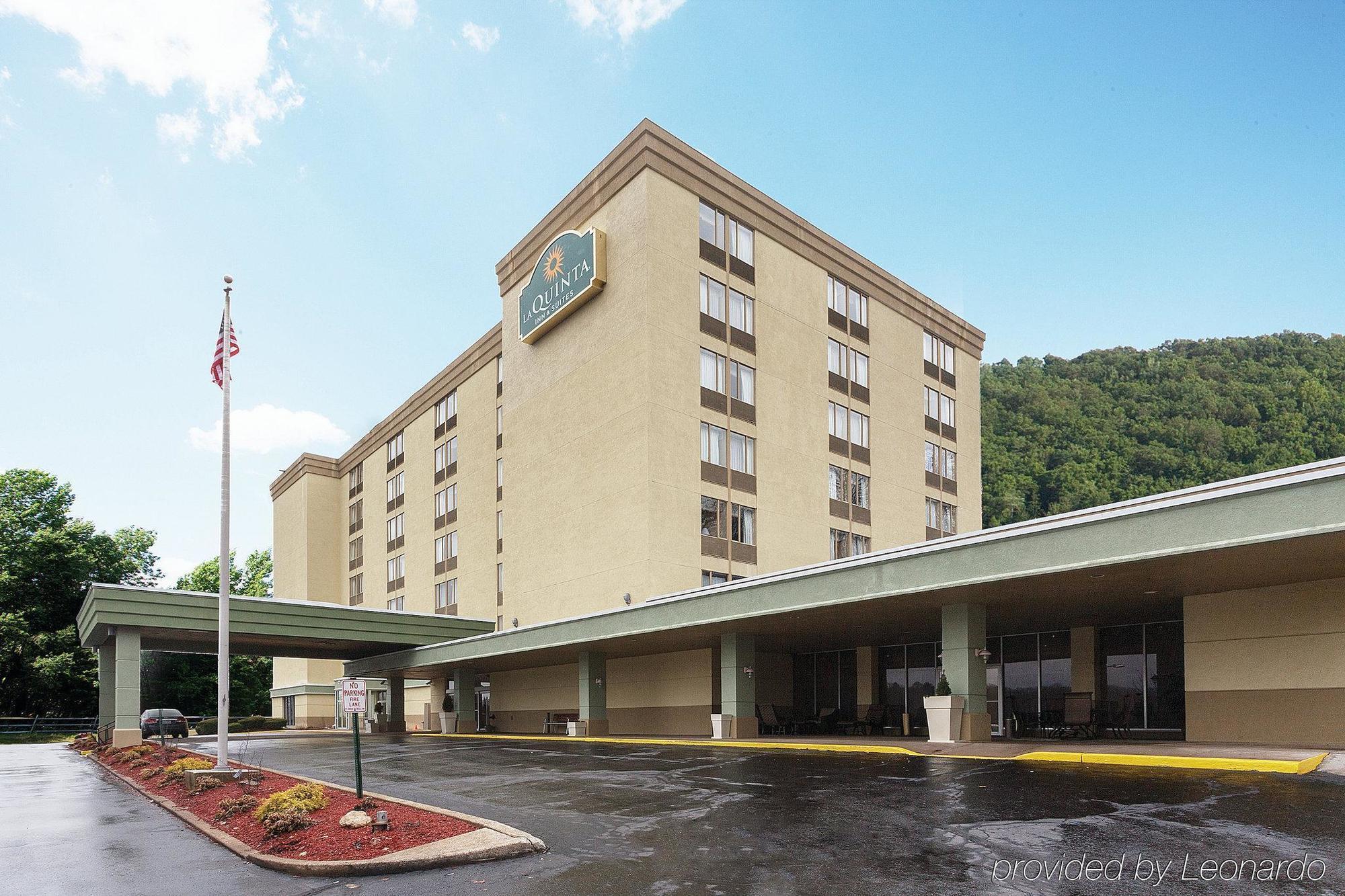 La Quinta Inn & Suites Pittsburgh North Exterior photo