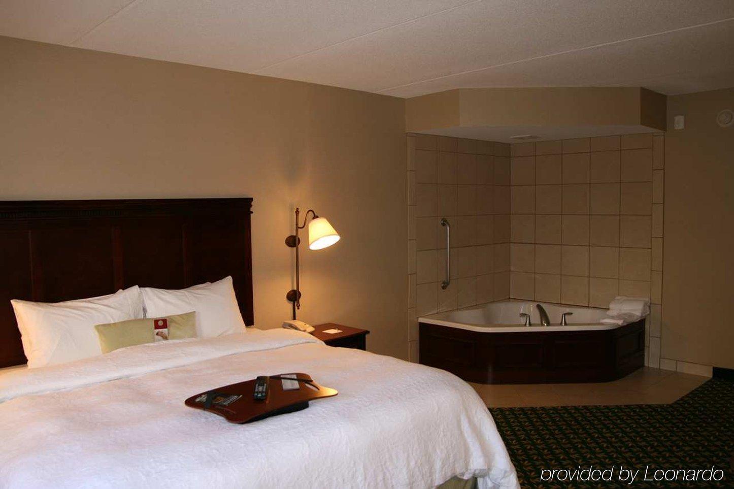Hampton Inn & Suites Berkshires-Lenox Room photo
