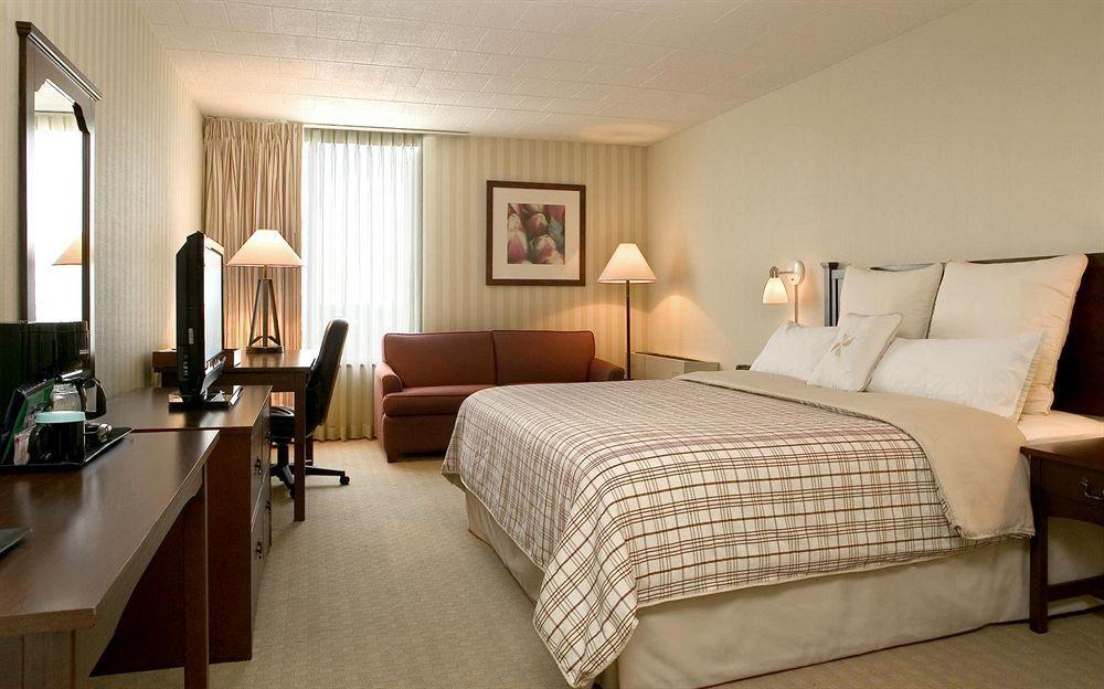 Ramada By Wyndham Greensburg Hotel & Conference Center Room photo
