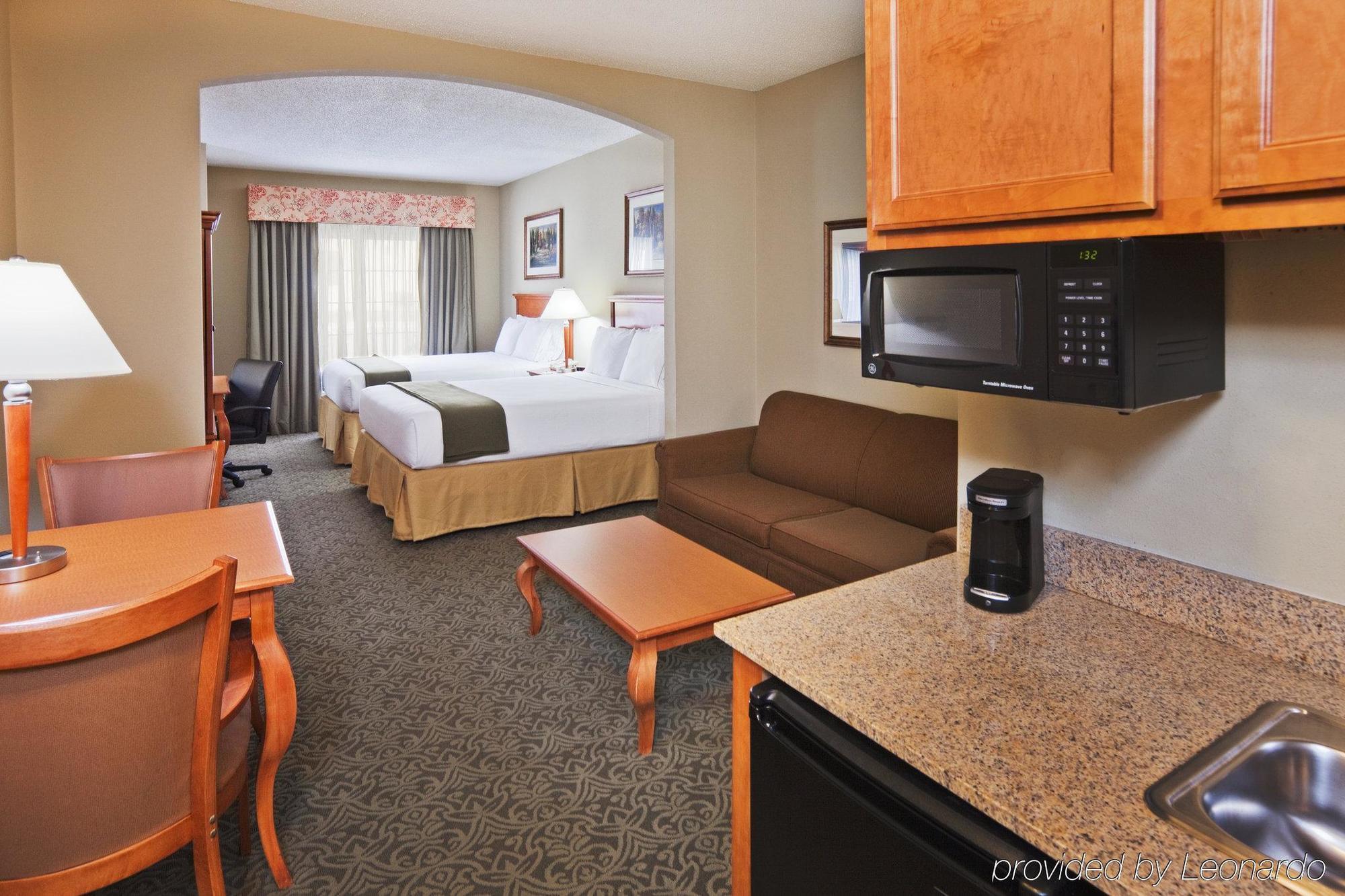Holiday Inn Express Hotel & Suites Lawton-Fort Sill, An Ihg Hotel Room photo