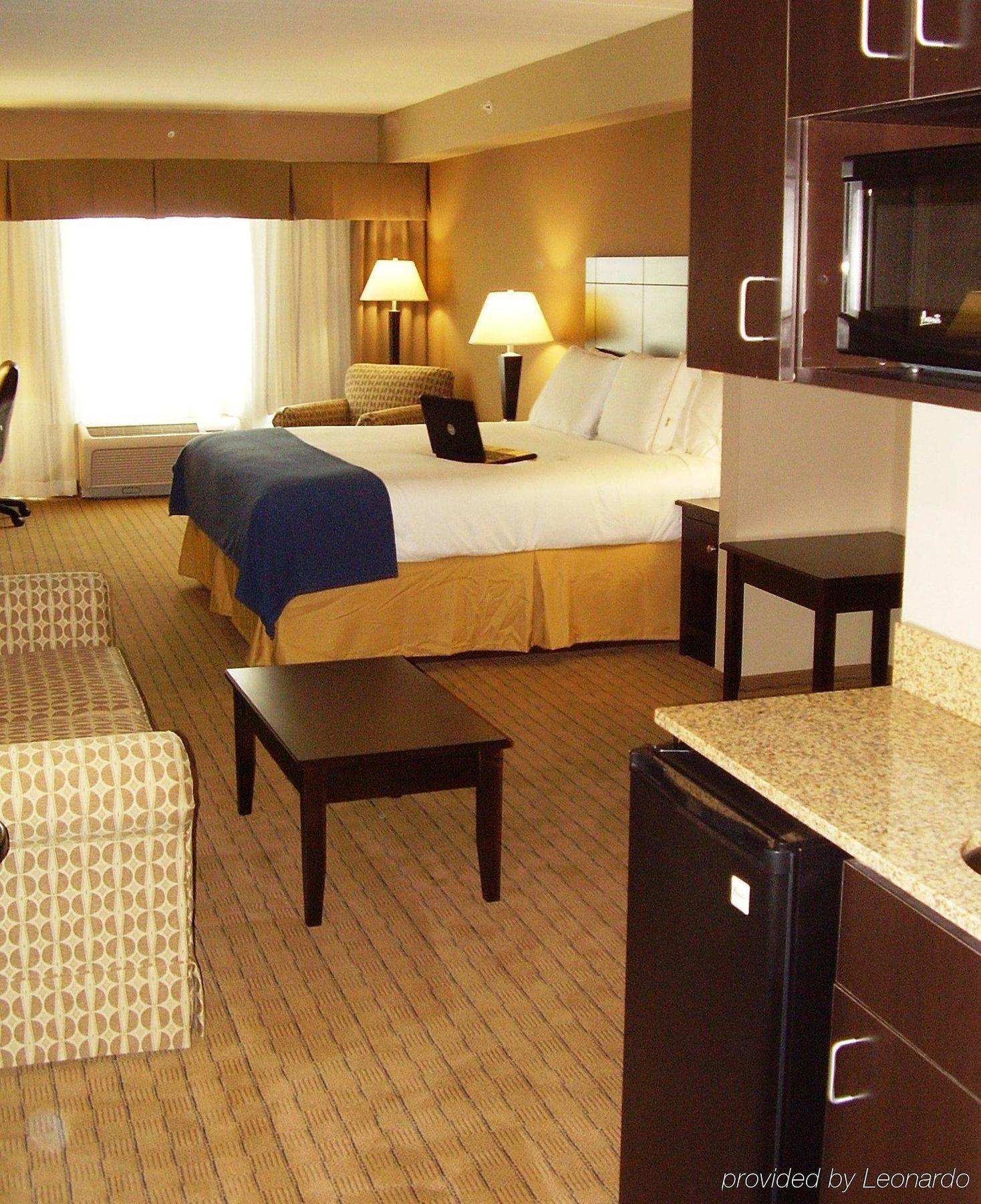 Holiday Inn Express Hotel & Suites Fort Myers East - The Forum, An Ihg Hotel Room photo