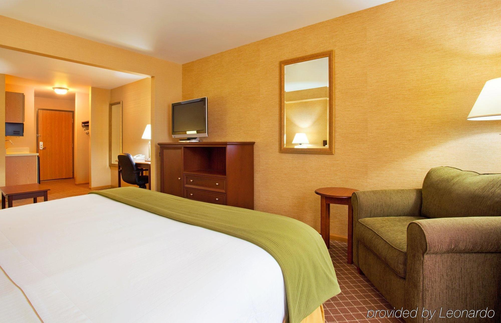 Holiday Inn Express & Suites Iron Mountain, An Ihg Hotel Room photo