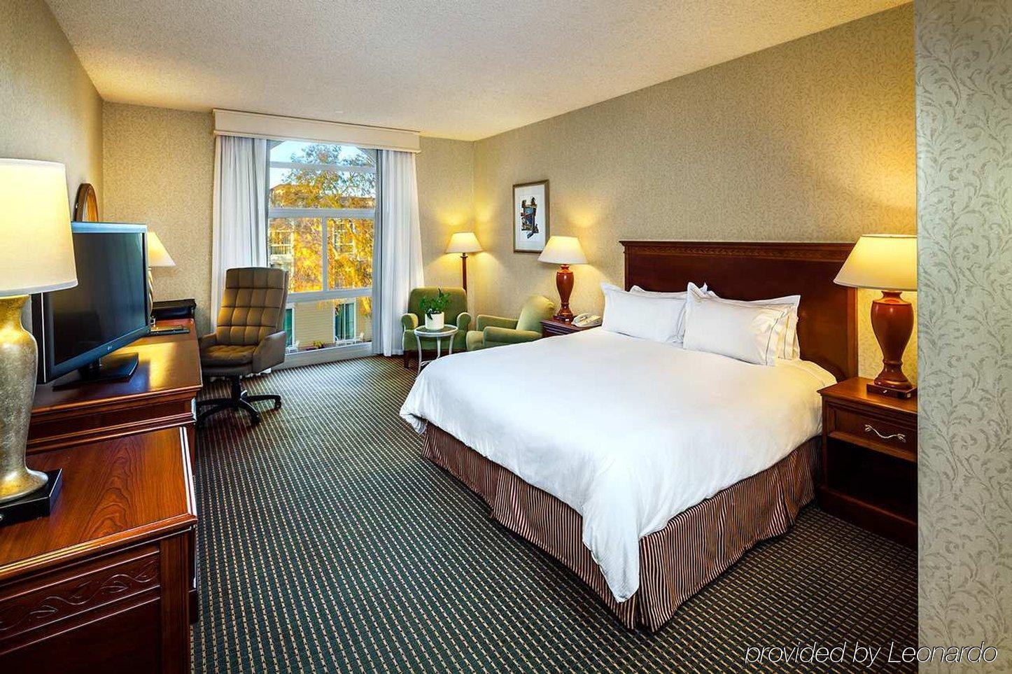 Hilton Oakland Airport Hotel Room photo