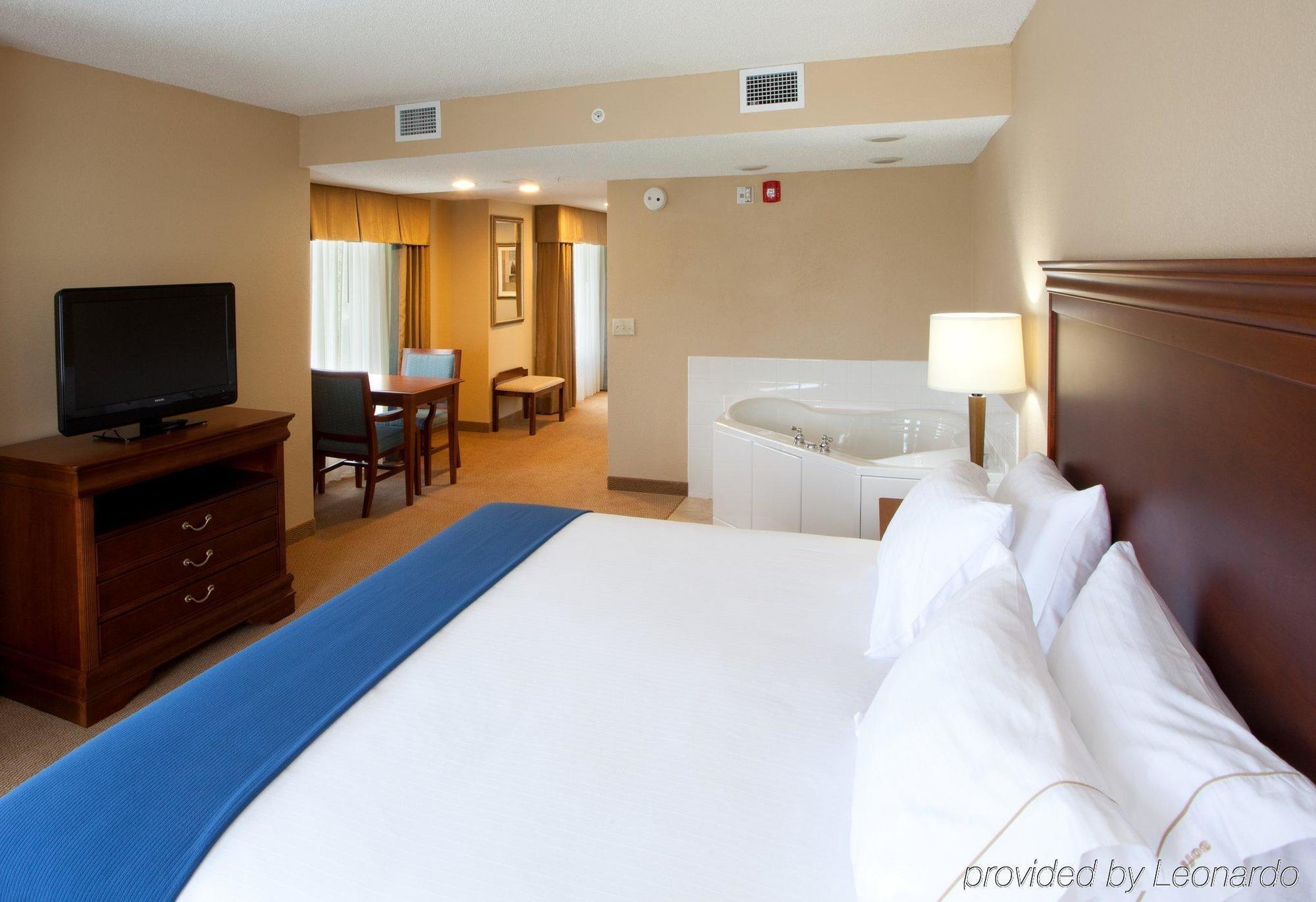 Holiday Inn Express & Suites Culpeper, An Ihg Hotel Exterior photo