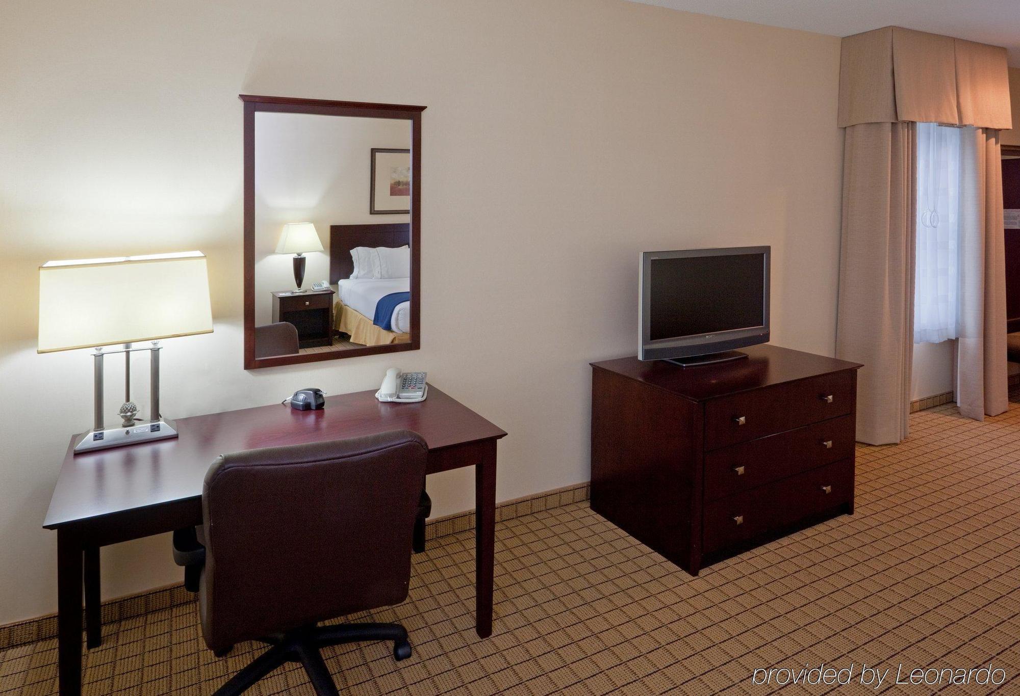 Holiday Inn Express Hotel & Suites Rochester, An Ihg Hotel Room photo