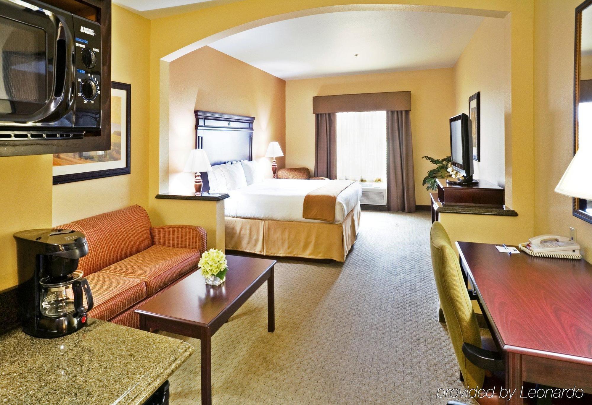 Holiday Inn Express & Suites Texarkana, An Ihg Hotel Room photo
