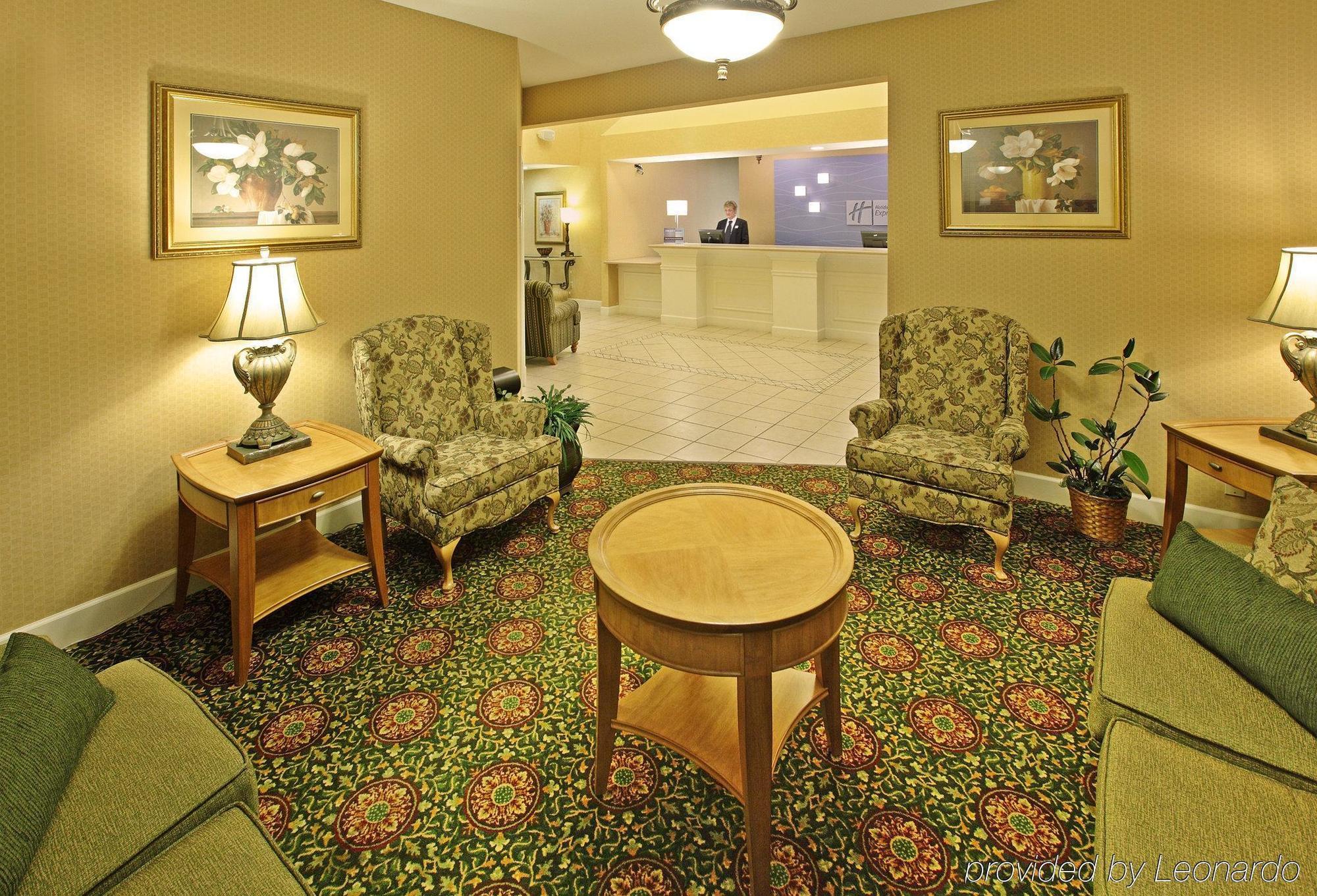 Holiday Inn Express & Suites Magnolia-Lake Columbia Interior photo