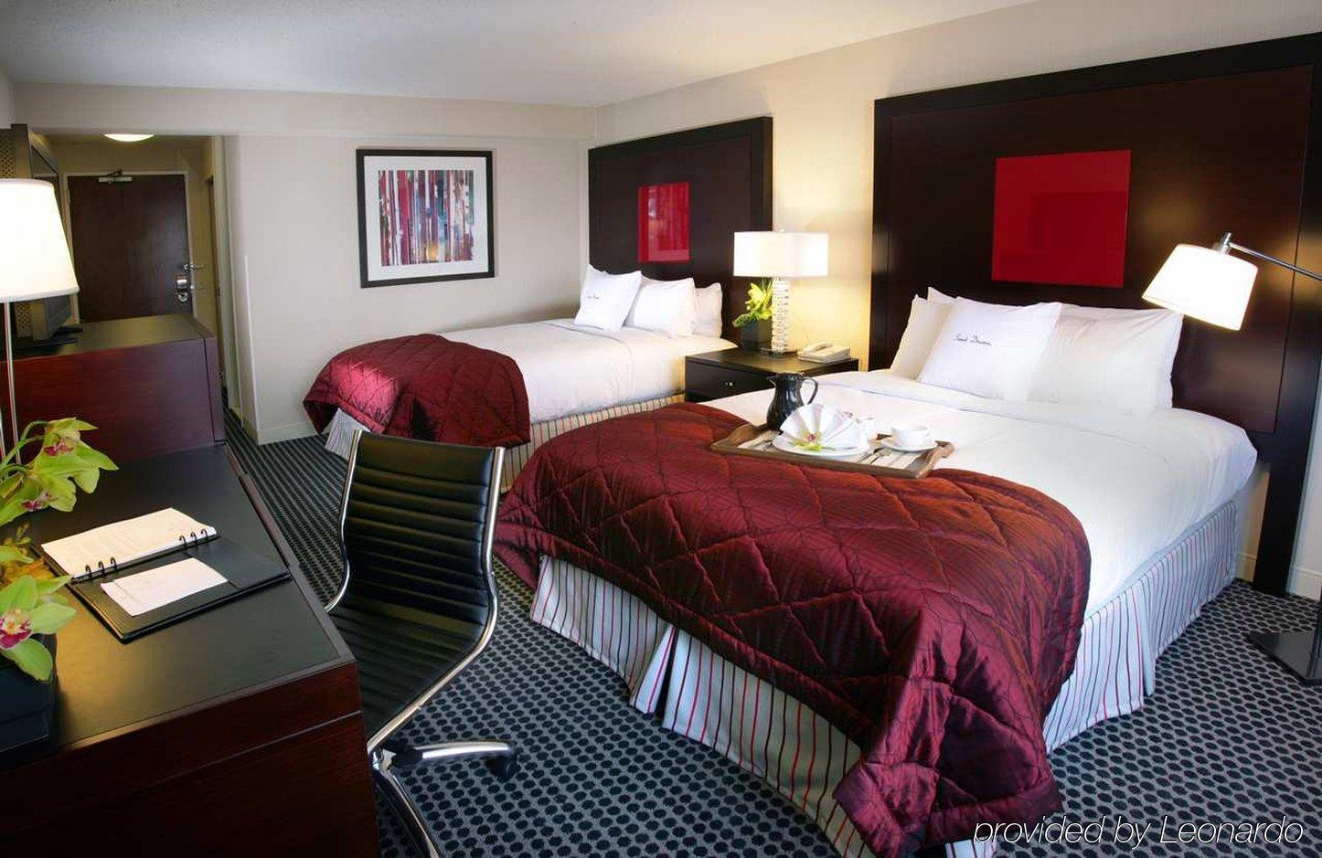 Doubletree By Hilton Chicago Magnificent Mile Hotel Room photo