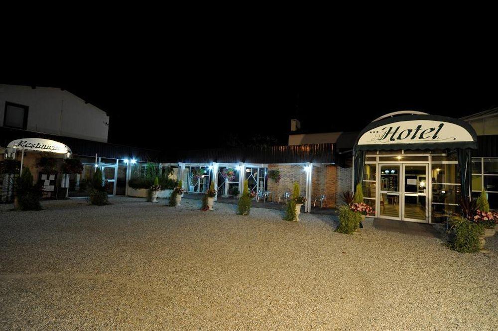 Logis Le Pont Bernet Hotel Le Pian-Medoc Exterior photo